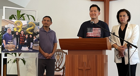 25일 부에나파크의 오네시모 선교회에서 열린 주지사 사면 요청 회견에서 저스틴 정씨(가운데)가 기자들의 질문에 답하고 있다. 정씨 오른쪽은 태미 김 어바인 시의원, 왼쪽은 4년 전 사면을 받은 캄보디아계 팔 속.