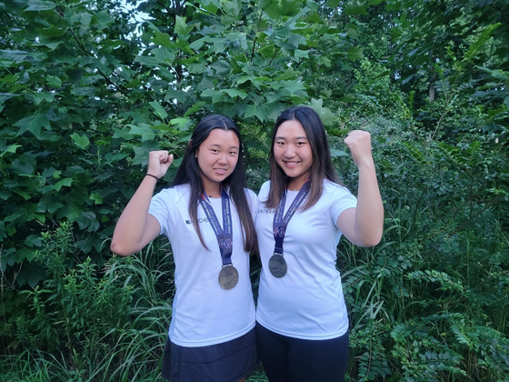2022 전국 조야드 타겟 양궁대회에서 왼쪽부터 금메달을 획득한 김유리 학생과 은메달을 획득한 이지현 학생의 모습. [애틀랜타 K양궁 제공]