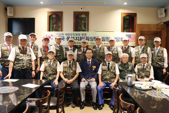신상태 회장이 재향군인회동부지회 임원 및 회원들과 기념촬영을 했다.