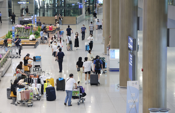 한국시간 28일 오후 인천국제공항 제1터미널에서 입국자들이 이동하고 있다. [연합뉴스]