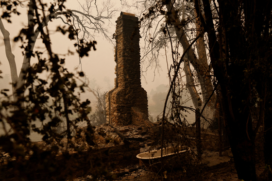 7월 31일 매키니 산불 화재 현장에 주택이 전소되고 벽돌 굴뚝만 고스란히 남아 피해 규모를 짐작케 한다. 