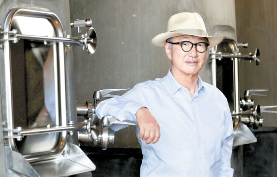 나파밸리에서 와인을 생산하는 다나 에스테이트의 이희상 회장이 자신이 설립한 와이너리 발효실에서 포즈를 취했다.