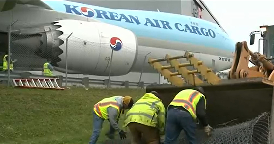 1일 앵커리지 국제공항에서 사고가 난 대한항공 보잉 747 화물기 주변에서 현장 수습이 이뤄지고 있다.  [KTUU 방송 캡처]