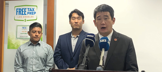 데이브 민(민주·오른쪽) 가주 상원의원이 지난 6월 KYCC에서 열린 기자회견에서 '책임있는 음료 서비스(RBS)' 시험이 한국어로 제공된다고 밝히고 있다. 김상진 기자