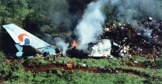 1997년 8월 6일 괌에 추락한 사고기 주변에서 구조 요원들이 생존자 수색작업을 하고 있다. [중앙포토]