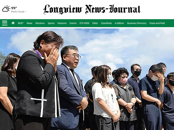 지난 6일 사고현장에서 열린 추락사고 25주년 기념행사에 참여한 유족들이 눈물을 흘리고 있다. [LongView News-Journal 웹사이트 캡처]