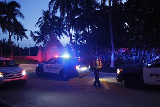 지난 8일 연방수사국(FBI)이 도널드 트럼프 전 대통령의 플로리다주 마러라고 리조트를 압수수색한 가운데, 경찰 차량이 별장 앞을 지키고 있다. [사진 AP연합뉴스] 