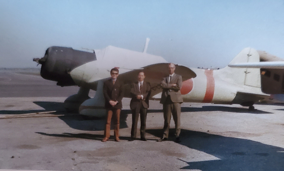 스튜어드-데이비스 항공사의 허브 스튜어드(오른쪽) 회장과 체스터 장(왼쪽) 박사가 1967년 당시 제작하던 2차 세계 대전 영화 '토라토라' 관계자와 롱비치 공항에서 기념촬영한 모습. [체스터 장 박사 제공]
