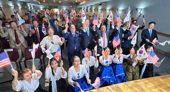 15일 LA교육원에서 열린 8·15광복절 77주년 기념식에서 참석자들이 태극기와 성조기를 흔들며 광복을 축하하고 있다. 김상진 기자