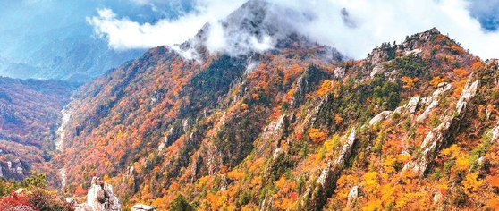 한국에서 가장 먼저 단풍이 찾아오는 설악산의 절경. [아주투어 제공]