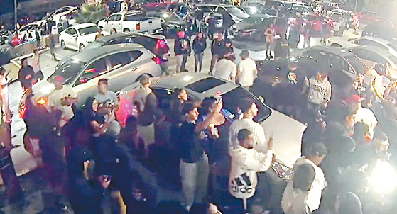지난 15일 불법 도로점거가 발생한 하버 게이트웨이 지역의 세븐일레븐 매장 앞에 수백명의 군중과 차량들이 뒤엉켜 있다. [트위터 캡처]
