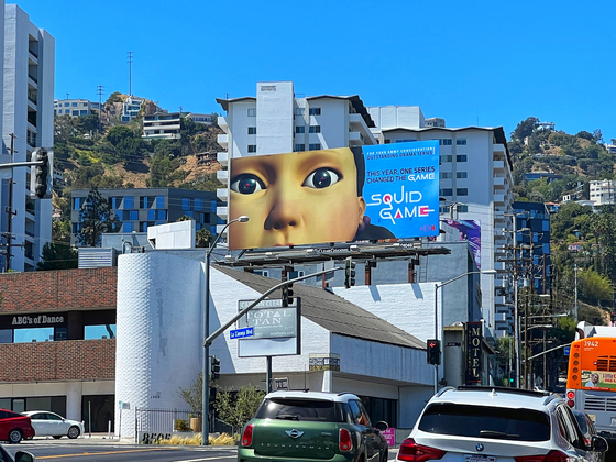 '할리우드에서 한국의 이미지는 극과 극이다. 1.3마일의 짧은 거리에서도 찬사와 혐오가 엇갈린다. 곳곳에 솟아있는 넷플릭스 히트작 ‘오징어 게임’의 빌보드 광고판