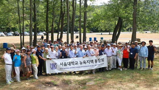 서울대학교 뉴욕지역 동창회(뉴욕지회)는 20일 뉴욕주 라클랜드 레이크 스테이트팍에서 제43대 이사회 및 야유회를 개최하고 회장 및 임원 인준, 회계보고 및 총회 준비, 장학금 신청 안내 등을 논의했다. 이날 행사에는 회원과 가족 등 100여 명이 참석했다. [서울대 뉴욕지역 동창회] 