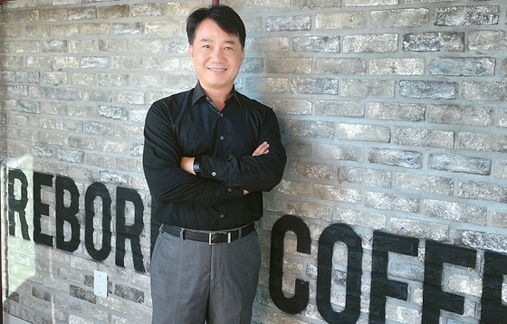 제이 김 리본커피 대표가 향후 5년간 스페셜티 커피 전문 브랜드로의 성장 계획에 관해 설명하고 있다. 