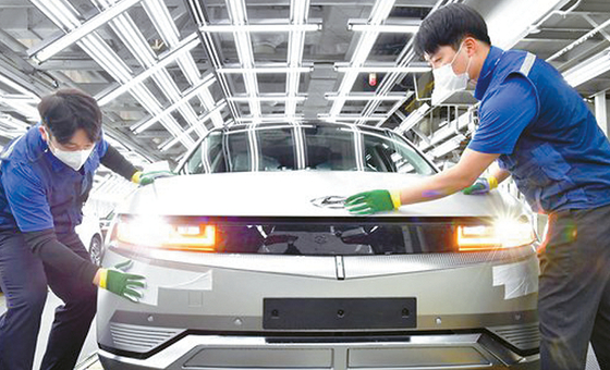 현대차 한국 울산공장 내 전기차 아이오닉5 생산라인에서 현장 근로자가 차량을 점검하고 있다. [본사 전송] 