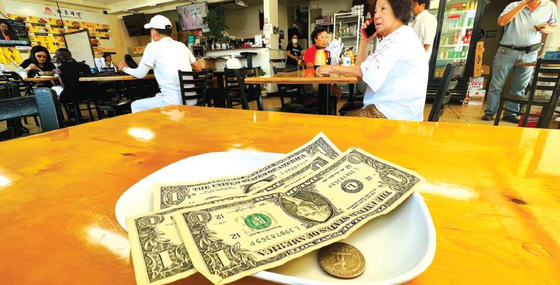 인플레이션 및 음식값 상승이라는 악재 속에서도 LA한인타운 식당을 이용하는 고객들의 팁 인심은 크게 변하지 않았다. 사진은 타운 내 한 식당 테이블에 고객이 두고 간 팁. 김상진 기자