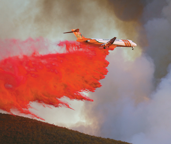 1일 화재 진압용 대형 항공기가 LA 북부 캐스테익 레이크 인근 '루트 산불' 발생 지역에 산불 지연재를 뿌리고 있다. [로이터]