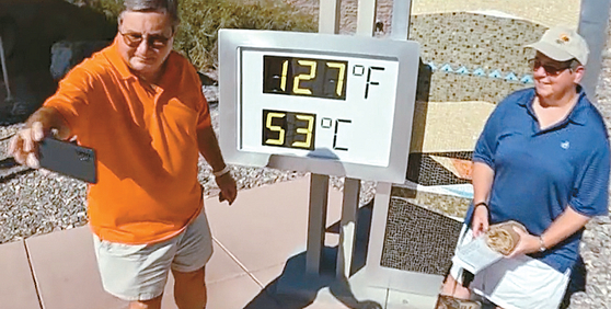 지난 1일 데스밸리 국립공원을 찾은 관광객들이 화씨 127도(섭씨 53도)를 가리키는 퍼니스 크리크 방문자 센터의 온도계 앞에서 기념사진을 찍고 있다. 이날 낮 최고 기온은 9월 기준 사상 최고로 기록됐다. [데스밸리 국립공원 트위터]
