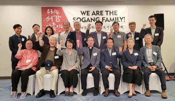 서강대학교 뉴욕동문회가 인근 보스턴동문회, 필라델피아동문회와 함께 지난 3일 포트리 더블트리호텔에서 심종혁 총장(앞줄 가운데) 초청 동문 모임을 가졌다. 뉴욕에 이어 워싱턴DC·샌프란시스코·LA를 방문해 동문들을 만나기 위해 미국을 방문한 심 총장은 모교 발전을 위해 후원해준 동문들에 감사하고 한국 최초 메타버스 융합대학원을 설립하는 등의 대학 성과에 대해 보고했다. [서강대학교 뉴욕동문회]