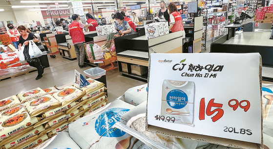 백미 쌀가격이 최근 17.99~21.99달러까지 오른 가운데 시온마켓에서 CJ 천하일미를 15.99달러에 세일 판매하고 있다. 김상진 기자  