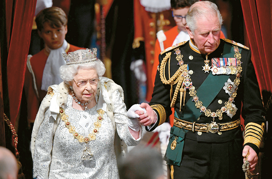 지난 2019년 엘리자베스 영국 여왕과 찰스 황태자가 영국 국회 개원식에 참석하고 있다. [로이터]