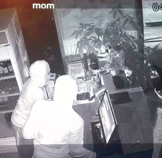 LA 한인 식당 ‘옛골’에 침입한 용의자들이 금전출납기를 훔치는 모습이 감시카메라에 잡혔다. [옛골 제공] 