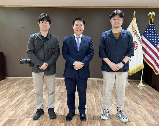 한국 교육부 산하 공공기관인 한국학중앙연구원의 연구팀이 추진 사업인 세계한민족문화대전 자료 조사차 12일 뉴욕한인회를 방문했다. 세계한민족문화대전은 세계 속 한인의 삶과 역사, 문화에 대한 지식과 정보를 담아 서비스하는 온라인 백과사전이다. 찰스 윤 뉴욕한인회장은 연구팀에 한인회 주요 활동에 대해 설명하고 뉴욕한인회 50년사를 전달했다. 오른쪽부터 김영인 연구원, 찰스 윤 뉴욕한인회장, 최지현 사진가. [뉴욕한인회]