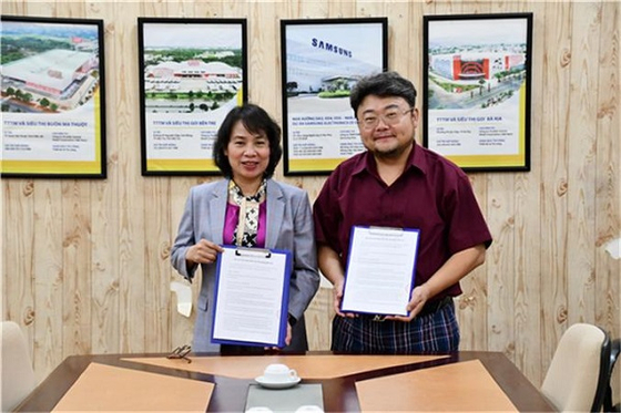 CBM 대표이사 황티박 튀엣(왼쪽) 케이팝모터스 황회장(오른쪽)