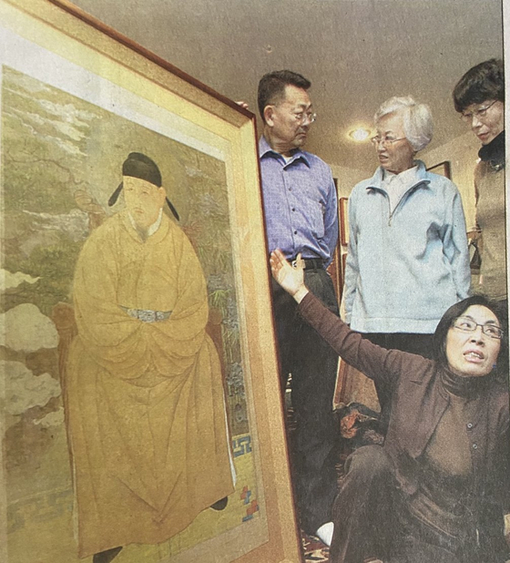체스터 장 박사(뒷줄 왼쪽)가 지난 2009년 워싱턴DC에 있는 스미소니안협회 산하 한미예술재단에 기증한 고려말 대표적 성리학자 포은 정몽주(1337-1392)의 초상화를 공개하고 있다. 장 박사는 정몽주 초상화를 당초 삼성 리움미술관에 기증하려 했으나 스미소니안측의 간곡한 설득에 워싱턴 DC에 정착됐다.[중앙포토] 