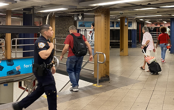 팬데믹 이후 급증한 증오범죄로 인해 한낮에도 뉴욕 지하철은 긴장감이 감돌았다. 분주하게 움직이는 시민들 사이로 한 경관이 순찰하고 있다.  김예진 기자