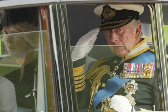 찰스 3세 국왕이 19일 런던 웨스트민스터 사원에서 열린 모친 엘리자베스 2세 여왕의 장례식 후 이동하고 있다. AP=연합뉴스