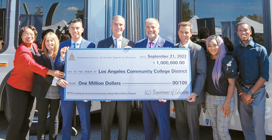 커뮤니티 칼리지 학생 대상 ‘고패스’ 프로그램 지원금 100만 달러를 지원받은 에릭 가세티(왼쪽 네 번째) LA 시장 등 관계자들이 기념사진을 찍고 있다. [LA 시장실 제공]