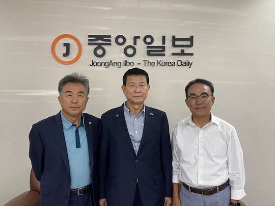 왼쪽부터 한미연합회(AKUS) 이병만 수석부회장, 송대성 한국대표 회장, 김영구 남가주 회장.