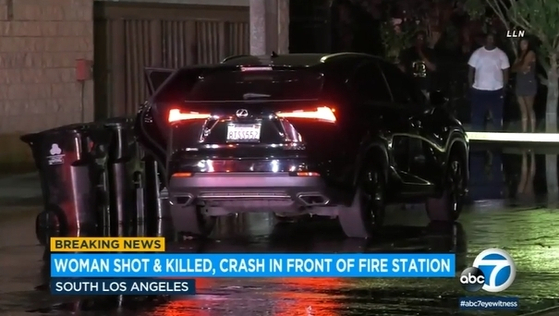 26일 자정 직전 사우스 LA에서 소방서 앞 소화전을 한 차량이 들이받는 사고가 발생했는데 사고 차량 뒷좌석에서 총상을 입고 사망한 여성이 발견돼 경찰이 수사에 나섰다.