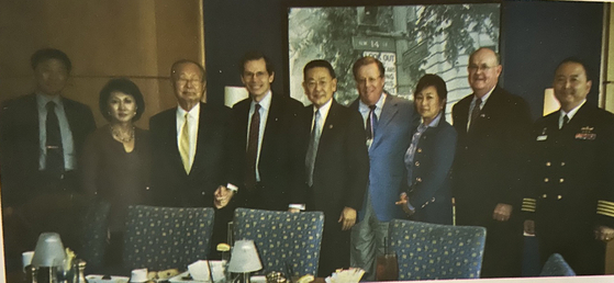 2009년 11월 워싱턴DC 소재 국방대학의 초청으로 방미한 백선엽 장군(왼쪽에서 3번째) 환영식 만찬에는 공군 장관 타이 맥코이 박사, 체스터 장 박사(가운데)를 비롯해 고위 장성들이 대거 참석했다. [체스터 장 박사 제공]