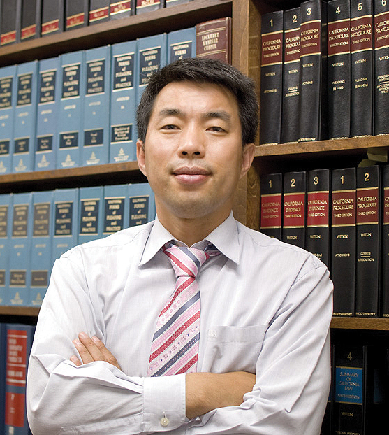한국법 국제 변호사로서 한국 및 미국에서 차별화된 법률서비스를 제공해온 30년 경 력의 '이종건 변호사'.