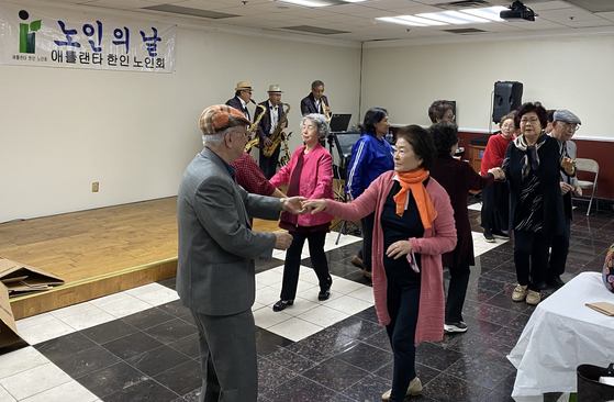노인회 회원들이 색소폰 연주에 맞춰 춤을 추고 있다. 