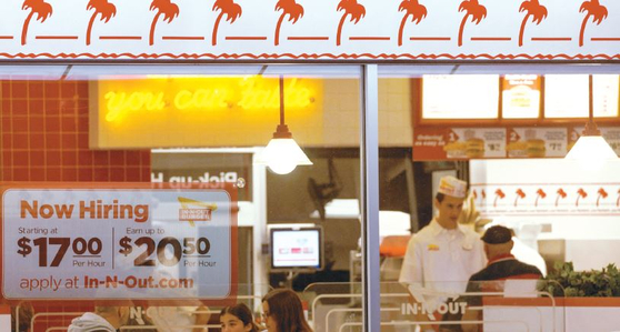 내년부터 패스트푸드점 최저시급이 최대 22달러까지 오른다. 가주엔시니타스의 인앤아웃 매장에 채용 공고가 붙어있다. [로이터] 