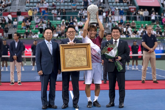 ATP(남자프로테니스) 협찬사 코즈볼은 2일 ATP 단식 우승자 니시오카 요시히토를 위해 김일태 화백의 금화 작품을 준비했다 (사진제공 = 코즈볼)
