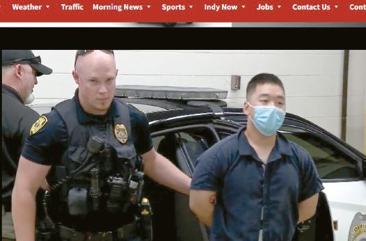 퍼듀대학 기숙사에서 룸메이트 살인 혐의로 체포된 사모(오른쪽)씨가 경찰에 체포된 뒤 연행되고 있다.  [폭스59 캡처]
