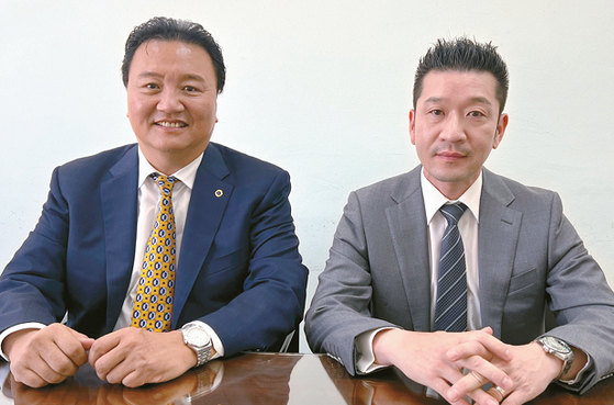 LA코리아타운 라이온스클럽 김봉현(왼쪽) 회장과 김재환 재무가 봉사활동을 설명하고 있다. 