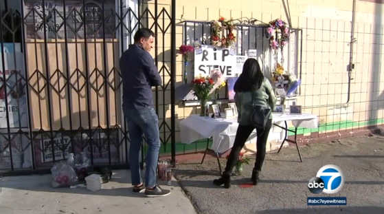 하이랜드 파크 토니스 마켓(Tony's Market) 앞에서 10대들의 강도 행각으로 사망한 스티븐 레예스를 추모하고 있다. [abc7 캡처]