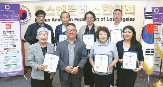 12일 임명장을 받은 LA한인회 제36대 회장 선거관리위원들이 한자리에 모였다. 뒷줄 왼쪽부터 시계 방향으로 장영기·김용호·헬렌 김·조 송·진달래·그레이스 송 선관위원, 제임스 안 LA한인회장, 정희님 선관위원장. [LA한인회 제공]