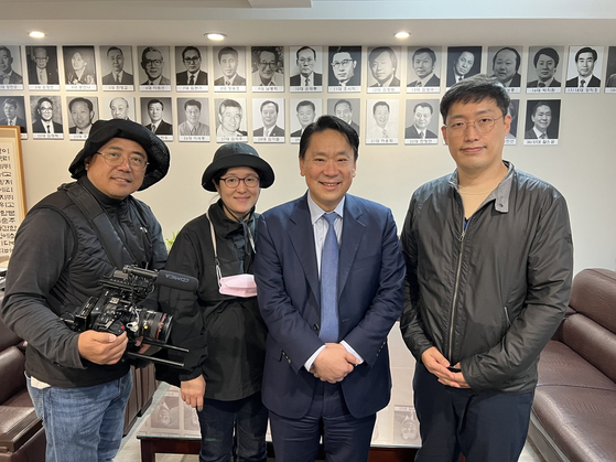 한국학중앙연구원의 오태환(오른쪽 첫번째) 전문위원과 동영상 제작팀이 14일 세계한민족문화대전 다큐 제작차 찰스 윤(오른쪽 두번째) 뉴욕한인회장과 인터뷰를 진행한 후 기념촬영을 하고 있다. [사진 뉴욕한인회] 