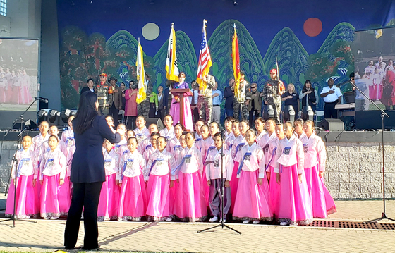 뉴저지한인회 주최로 15일 오버펙파크에서 열린 추석대잔치 공식 개막행사에서 어린이합창단이 애국가를 부르고 있다. 