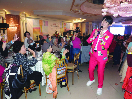  지난 14일 글로벌 뷰티전문기업 키스그룹(KISS Group)이 개최한 ‘공경의 날’ 행사에서 ‘미스터 트롯’ 출신 초대가수 신인선이 참가자들과 함께 열창하고 있다.