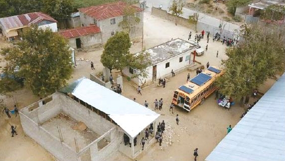 순회 진료를 위해 아이티 한 마을에 도착한 노란버스의 모습