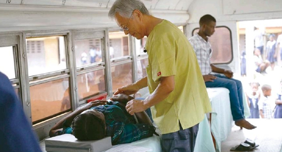 이현우 선교사가 의료 선교를 위해 개조한 버스 안에서 진료를 하고 있다.