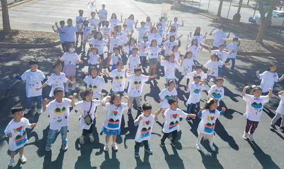 한국학교 학생들이 직접 제작한 독도 티셔츠를 입고 있다. 