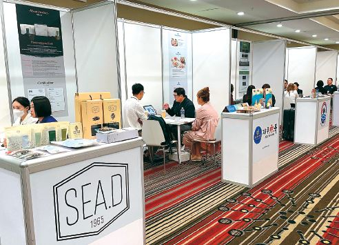 지난 18~19일 부에나파크에서 열린 ‘2022 K-씨푸드 미국 무역상담회’에 참가한 한국 수산식품 업체와 바이어가 상담을 진행하고 있다. [수협중앙회 LA 무역 지원센터 제공]